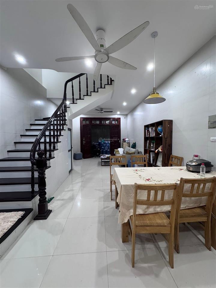 Bán nhà hoàng cầu, dt 45m2/t2 50m, nhà 5 tầng, 2 mặt ngõ trước sau, 30m ô tô, gần hồ, giá 13,8 tỷ