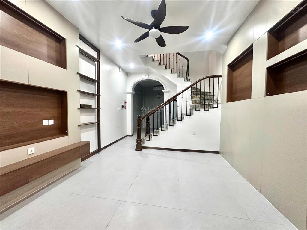 Bán nhà tam khương tôn thât tùng đống đa 43m2x5t 6 ngủ  3 thoáng kcbt  full đồ  giá 12 tỷ.