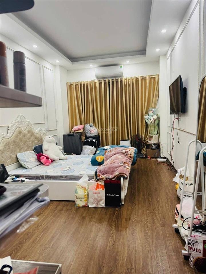Bán nhà đê la thành, đống đa, 30,8m2, nhà 5 tầng, ngõ thông, ô tô 10m, full nội thất giá 9,3 tỷ.