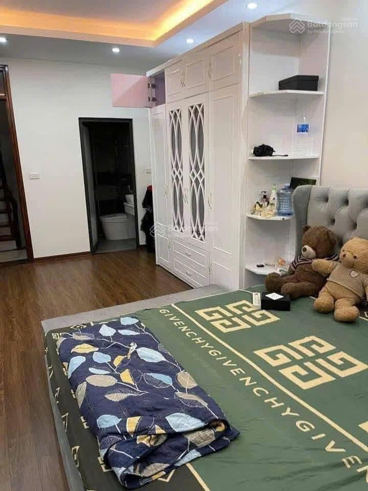Bán nhà đê la thành, đống đa, 30,8m2, nhà 5 tầng, ngõ thông, ô tô 10m, full nội thất giá 9,3 tỷ.