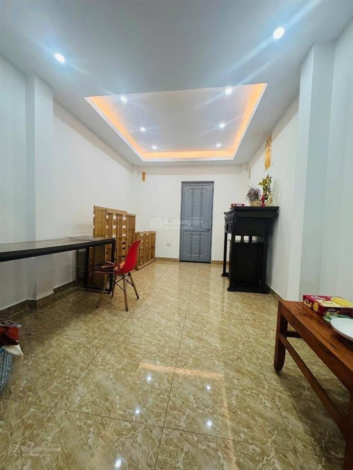 Bán nhà đê la thành, đống đa, 30,8m2, nhà 5 tầng, ngõ thông, ô tô 10m, full nội thất giá 9,3 tỷ.