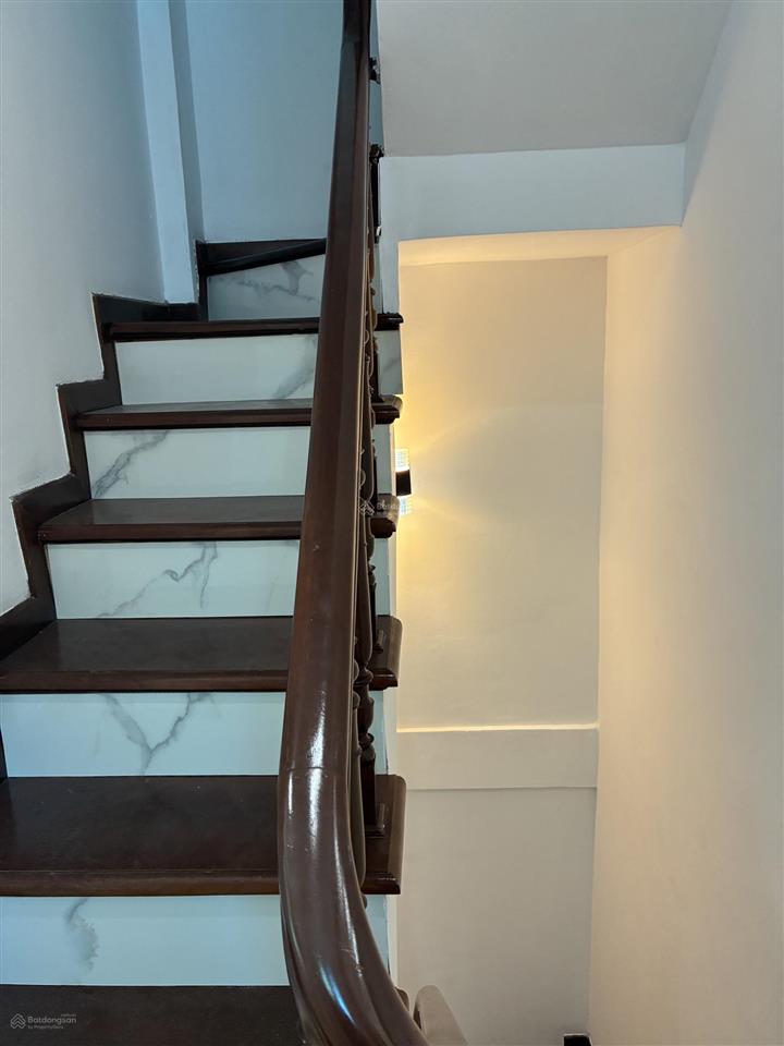 Bán nhà ngọc khánh, 33m2, nhà 5 tầng, full nội thất, lô góc 2 thoáng gần hồ, giá 9,7 tỷ có tl