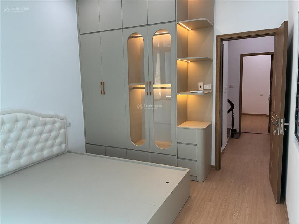 Bán nhà ngọc khánh, 33m2, nhà 5 tầng, full nội thất, lô góc 2 thoáng gần hồ, giá 9,7 tỷ có tl