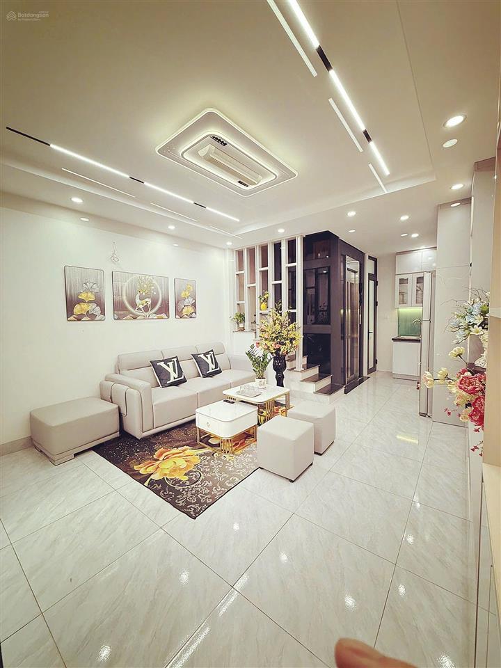 Mình chính chủ cần bán căn nhà giải phóng 36m2, 6 tầng, thang máy, ô tô con đỗ cửa. giá 8.75 tỷ