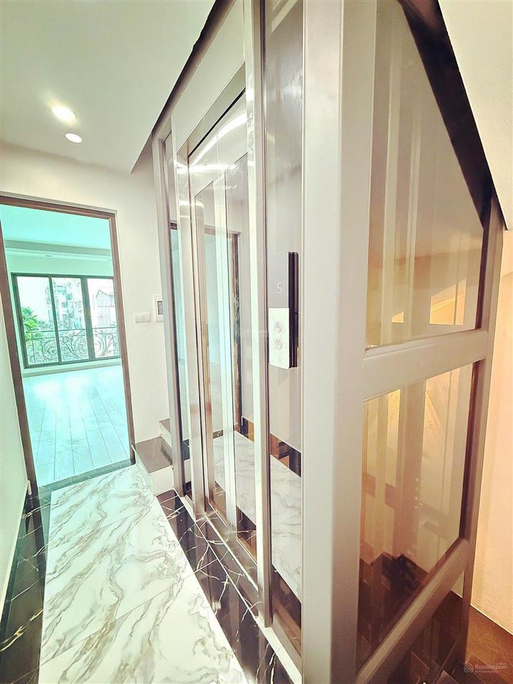 Mình chính chủ cần bán căn nhà giải phóng 36m2, 6 tầng, thang máy, ô tô con đỗ cửa. giá 8.75 tỷ
