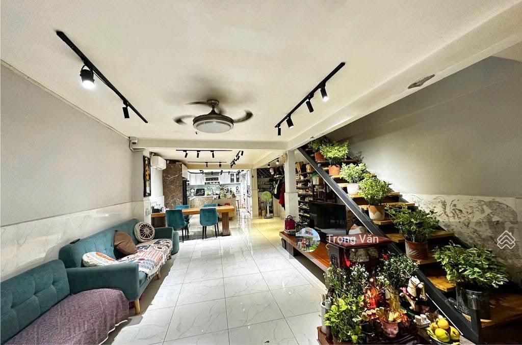 Nhà bến vân đồn diện tích lớn  72m² (4,84m x 15,9m). chỉ 8,3 tỷ