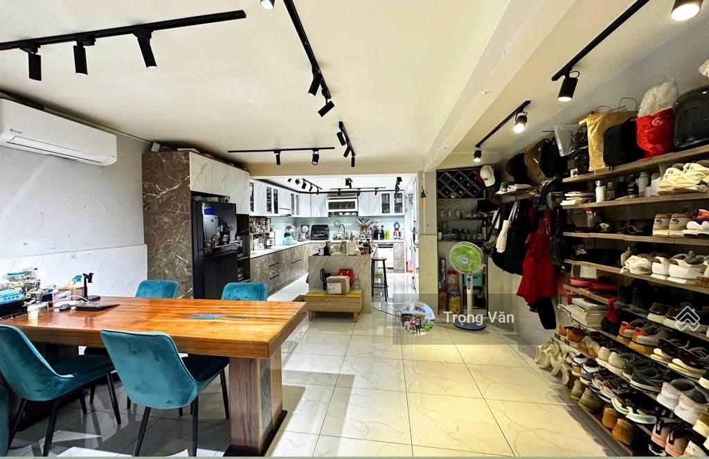 Nhà bến vân đồn diện tích lớn  72m² (4,84m x 15,9m). chỉ 8,3 tỷ