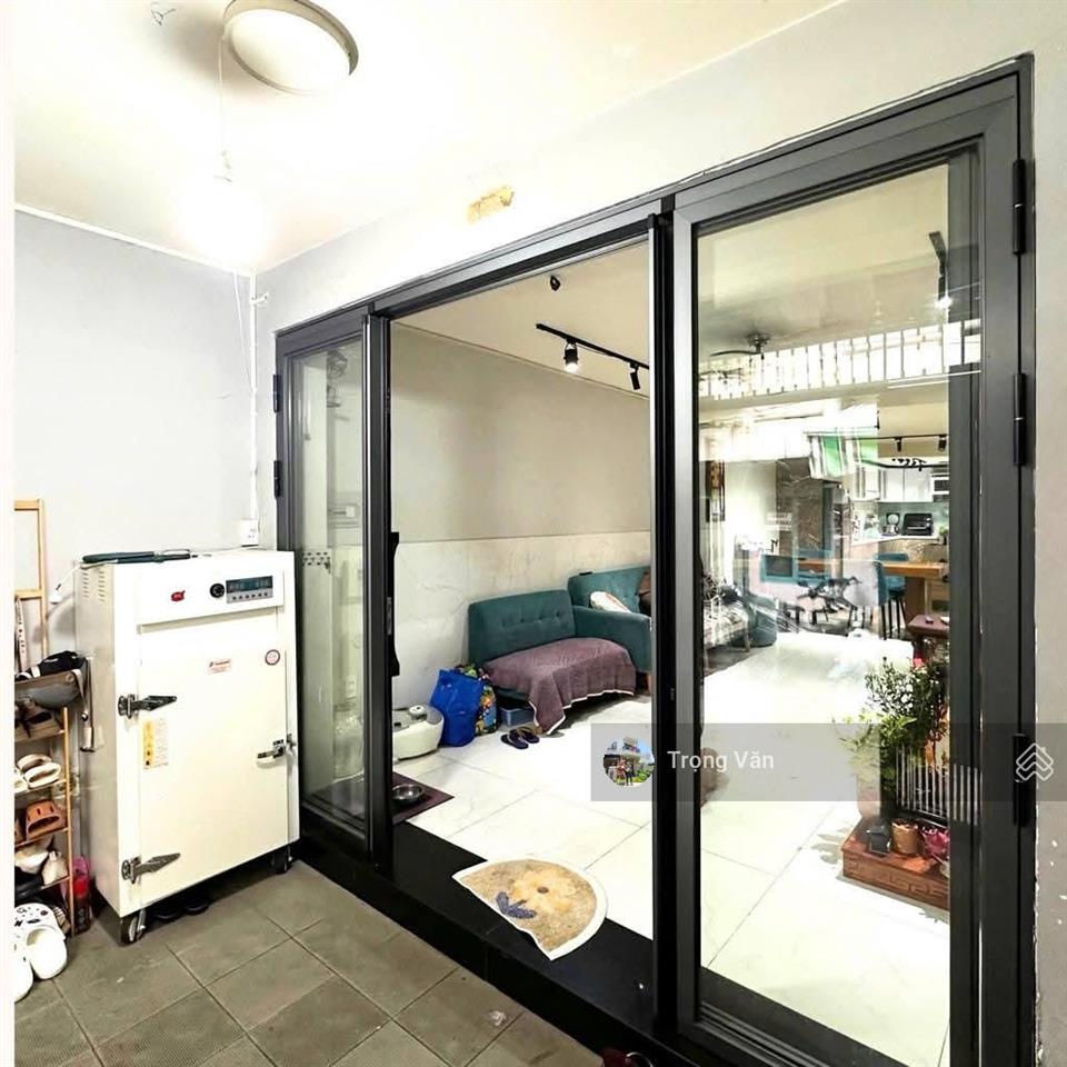 Nhà bến vân đồn diện tích lớn  72m² (4,84m x 15,9m). chỉ 8,3 tỷ