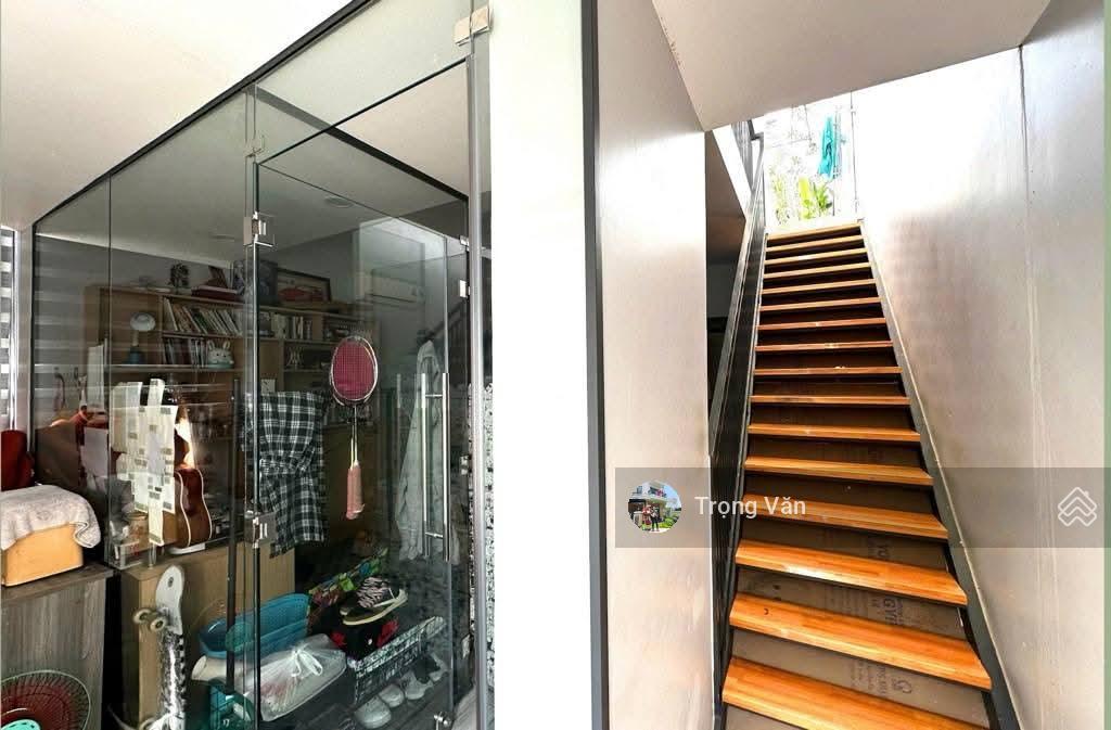 Nhà bến vân đồn diện tích lớn  72m² (4,84m x 15,9m). chỉ 8,3 tỷ