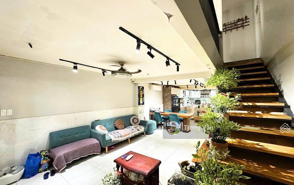 Nhà bến vân đồn diện tích lớn  72m² (4,84m x 15,9m). chỉ 8,3 tỷ