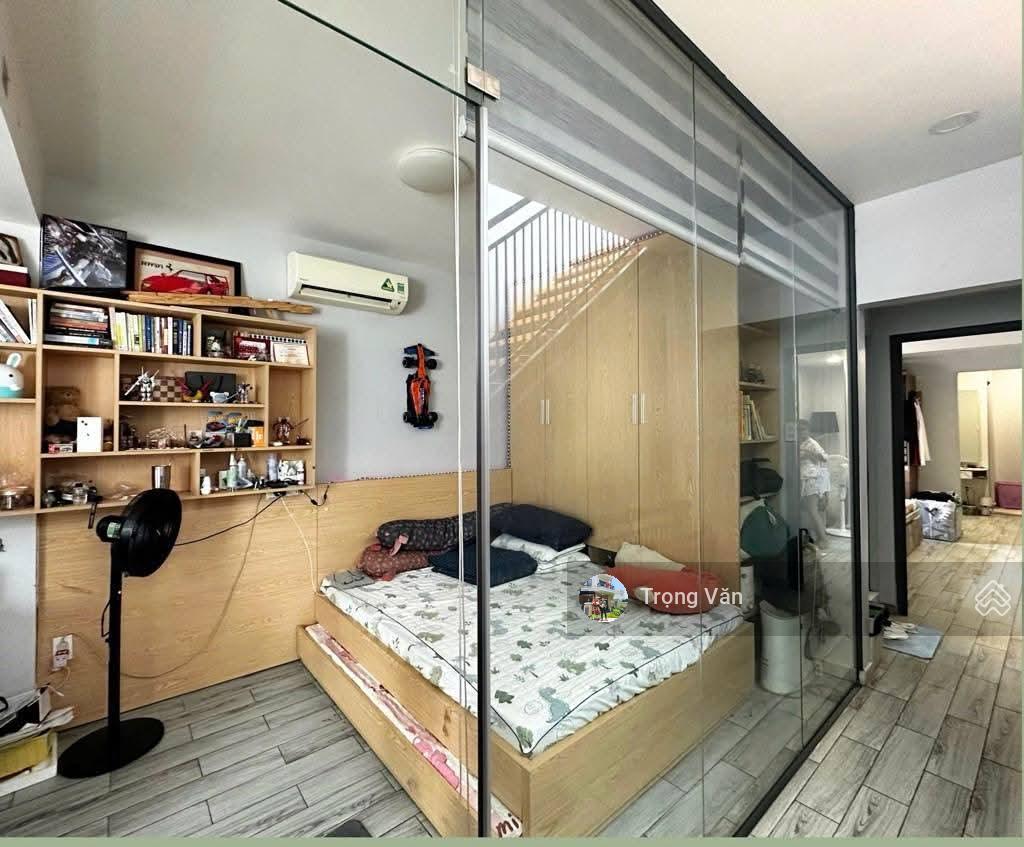 Nhà bến vân đồn diện tích lớn  72m² (4,84m x 15,9m). chỉ 8,3 tỷ