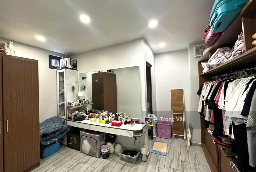 Nhà bến vân đồn diện tích lớn  72m² (4,84m x 15,9m). chỉ 8,3 tỷ