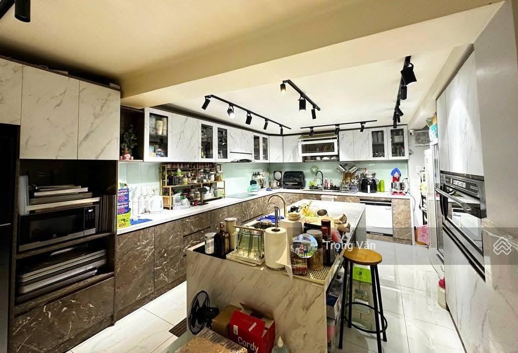 Nhà bến vân đồn diện tích lớn  72m² (4,84m x 15,9m). chỉ 8,3 tỷ