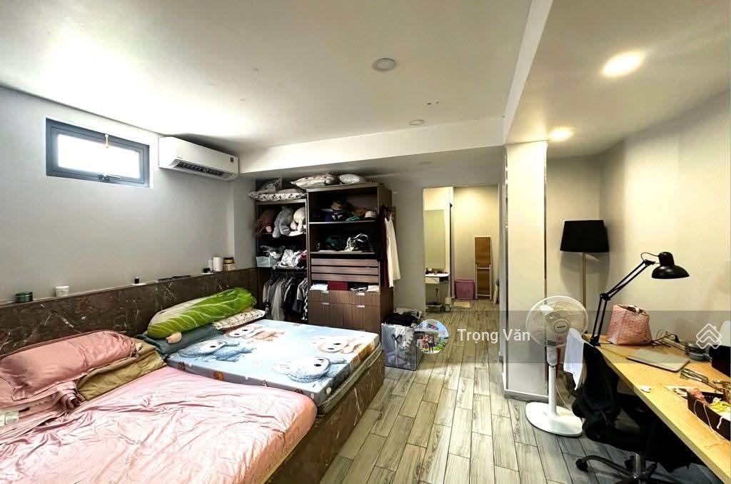 Nhà bến vân đồn diện tích lớn  72m² (4,84m x 15,9m). chỉ 8,3 tỷ