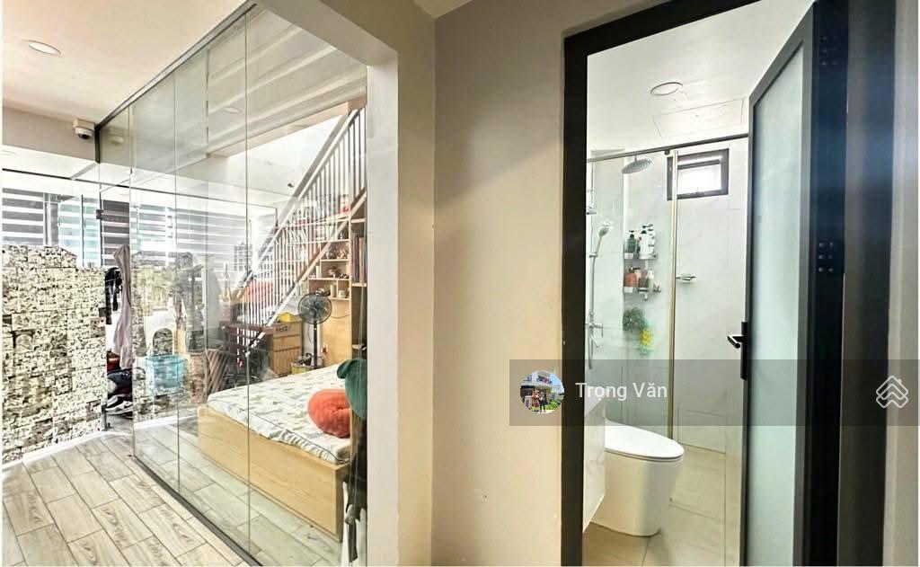 Nhà bến vân đồn diện tích lớn  72m² (4,84m x 15,9m). chỉ 8,3 tỷ