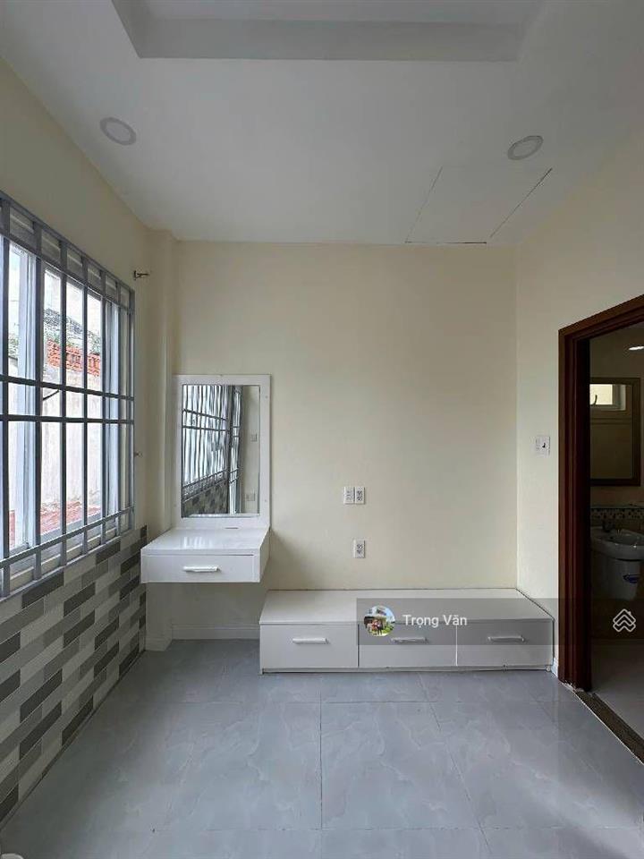 Chỉ 3,75 tỷ  sư vạn hạnh  q5 hiếm bán  nhà đẹp 3 tầng 2pn 3wc  có thêm sân để xe