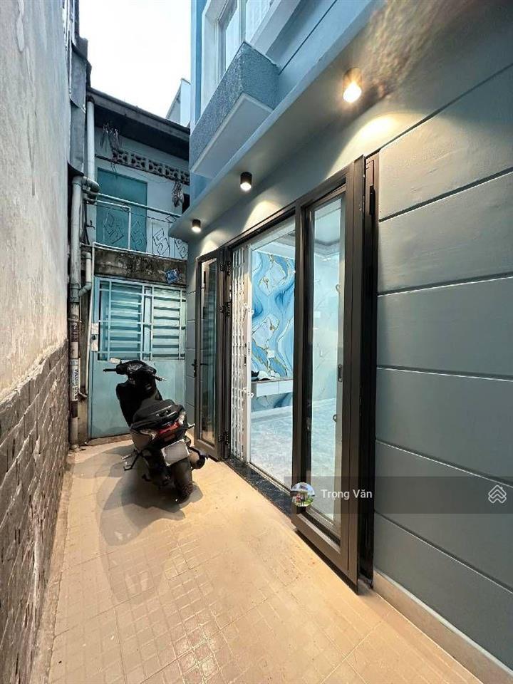 Chỉ 3,75 tỷ  sư vạn hạnh  q5 hiếm bán  nhà đẹp 3 tầng 2pn 3wc  có thêm sân để xe