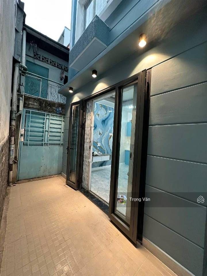 Chỉ 3,75 tỷ  sư vạn hạnh  q5 hiếm bán  nhà đẹp 3 tầng 2pn 3wc  có thêm sân để xe