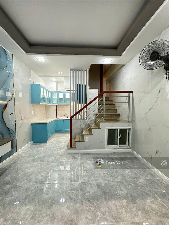 Chỉ 3,75 tỷ  sư vạn hạnh  q5 hiếm bán  nhà đẹp 3 tầng 2pn 3wc  có thêm sân để xe