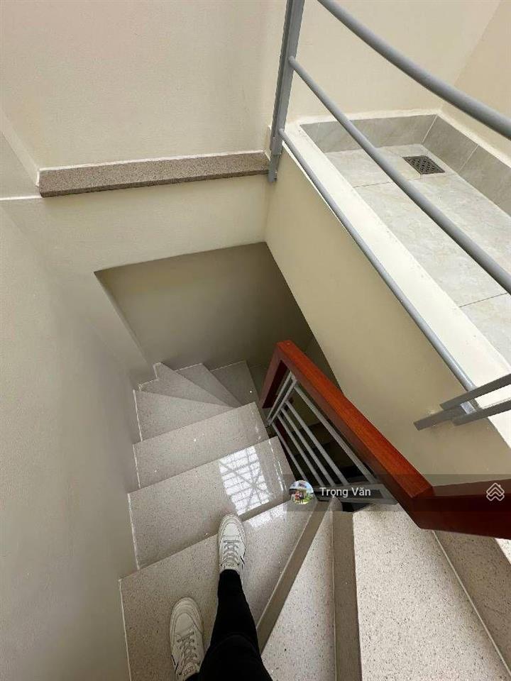 Chỉ 3,75 tỷ  sư vạn hạnh  q5 hiếm bán  nhà đẹp 3 tầng 2pn 3wc  có thêm sân để xe