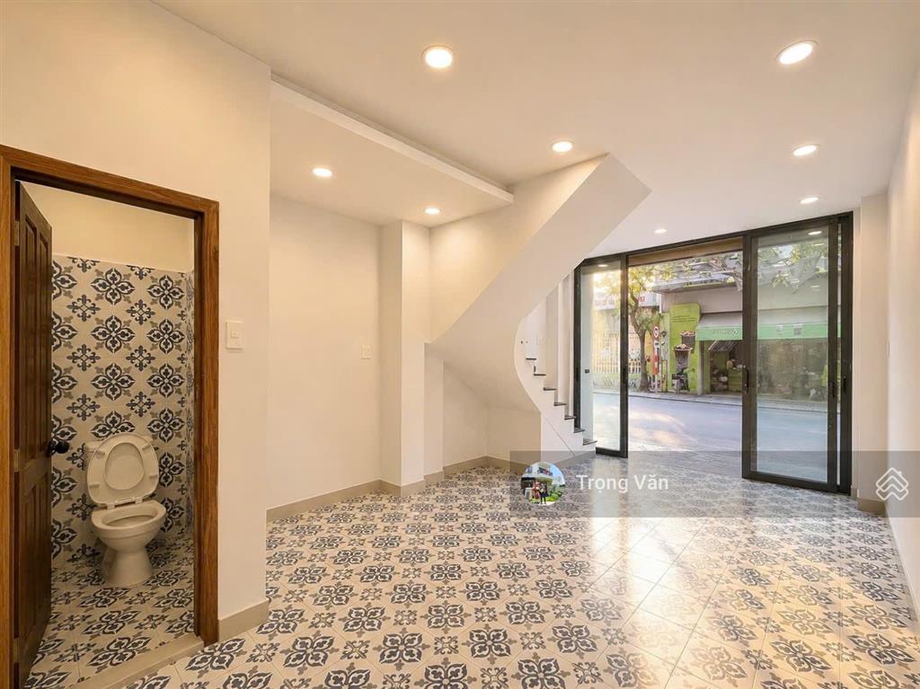 Mặt tiền gần nguyễn văn trỗi  ngang 4,05m  nhà mới 5 tầng 8 phòng. giá 11,1 tỷ  hđ thuê 36 triệu