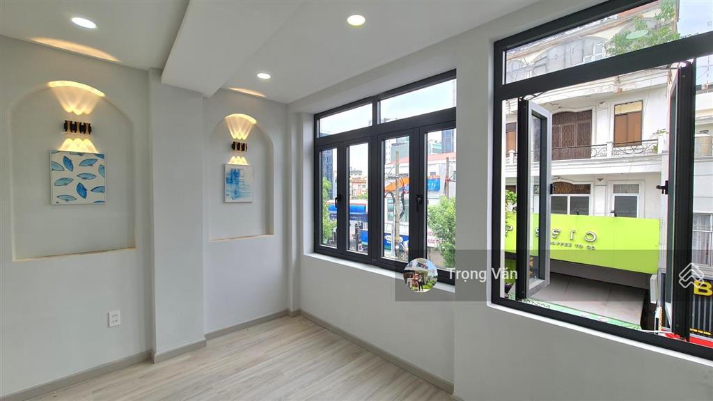 Mặt tiền gần nguyễn văn trỗi  ngang 4,05m  nhà mới 5 tầng 8 phòng. giá 11,1 tỷ  hđ thuê 36 triệu