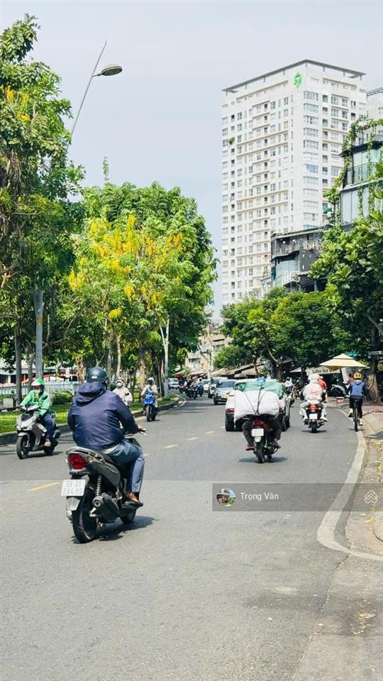 Mặt tiền bờ kè trường sa  ngang 5,3m  nhà 5 tầng 4pn 4wc. chỉ 15 tỷ