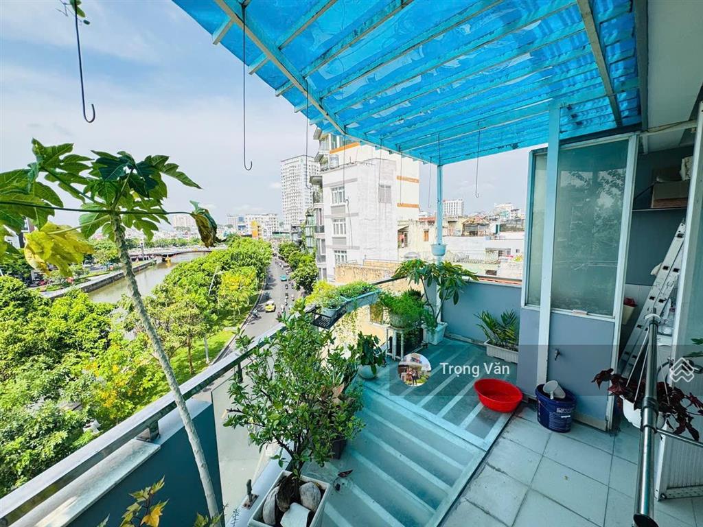 Mặt tiền bờ kè trường sa  ngang 5,3m  nhà 5 tầng 4pn 4wc. chỉ 15 tỷ
