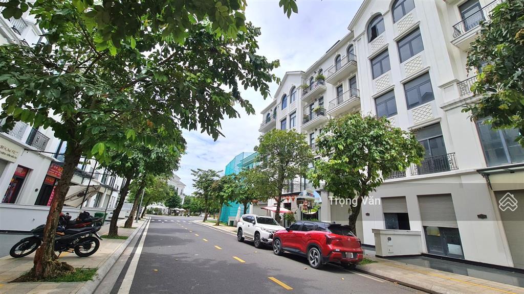 Bán nhanh nhà mặt phố manhattan khu đô thị vin q9  nhà 5 tầng + 1 tum hc đủ. giá 23 tỷ