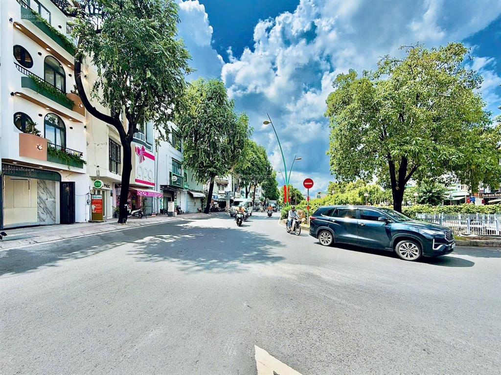 Chỉ 9 tỷ 950  mặt tiền trường sa view đẹp  nhà mới 5 tầng  ngang 4,48m