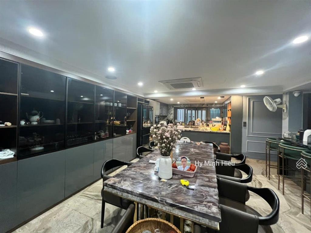 Biệt thự lão thành cách mạng  300m x 7t , mt 20m  lô góc  2 mặt tiền  vỉa hè  169 tỷ