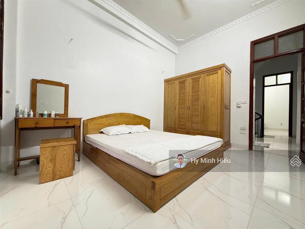 Lô góc xuân thuỷ  45m x 4t  ô tô  ngõ thông 3 thoáng  ở ngay  13,5 tỷ