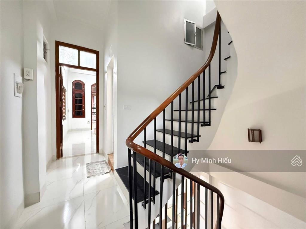 Lô góc xuân thuỷ  45m x 4t  ô tô  ngõ thông 3 thoáng  ở ngay  13,5 tỷ