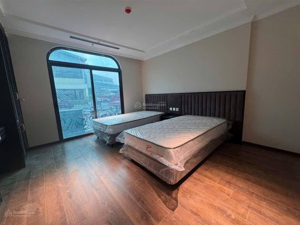 Bán khách sạn ba đình  doanh thu 4,5 tỷ/năm  full nội thất cao cấp.