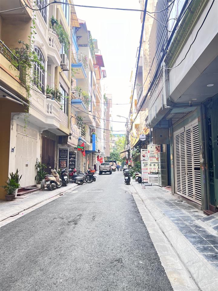 Phố vip hoàng quốc việt  ô tô tránh  vỉa hè đá bóng  giá đầu tư