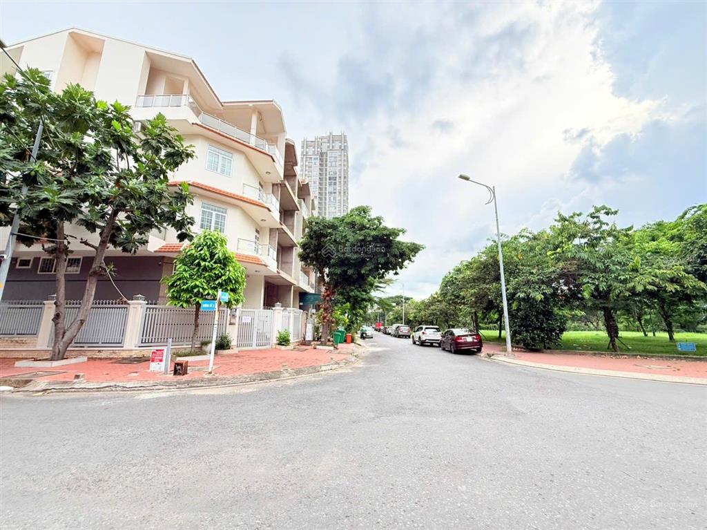 Bán nhà 7.5x20m, hầm 4 tầng, thang máy, kdc himlam kế lotemark q. 7