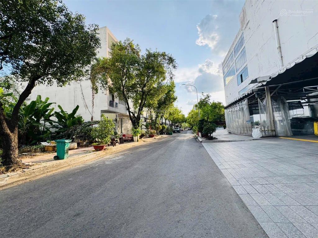 Bán nhà 5x18m, 4 tầng, 13,7 tỷ kdc sadeco ven sông p. tân phong q7