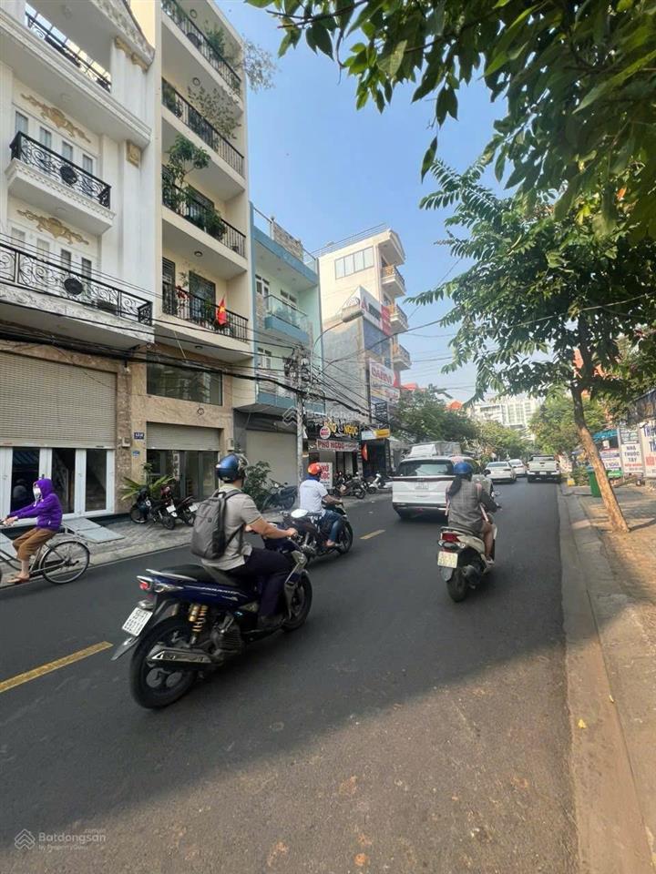 Bán gấp nhà 4x19m, 6 tầng thang máy, giá 17.5 tỷ, mt đường 79 phường tân quy q7