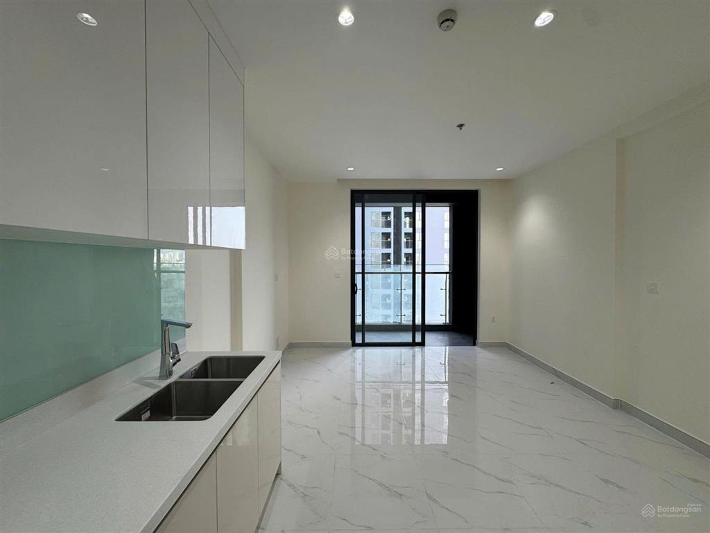 Sang nhượng căn studio 31m2  2.4 tỷ ( giá bán đã gồm 100% bao phí thuế sang tên, 0943 526 *** như)