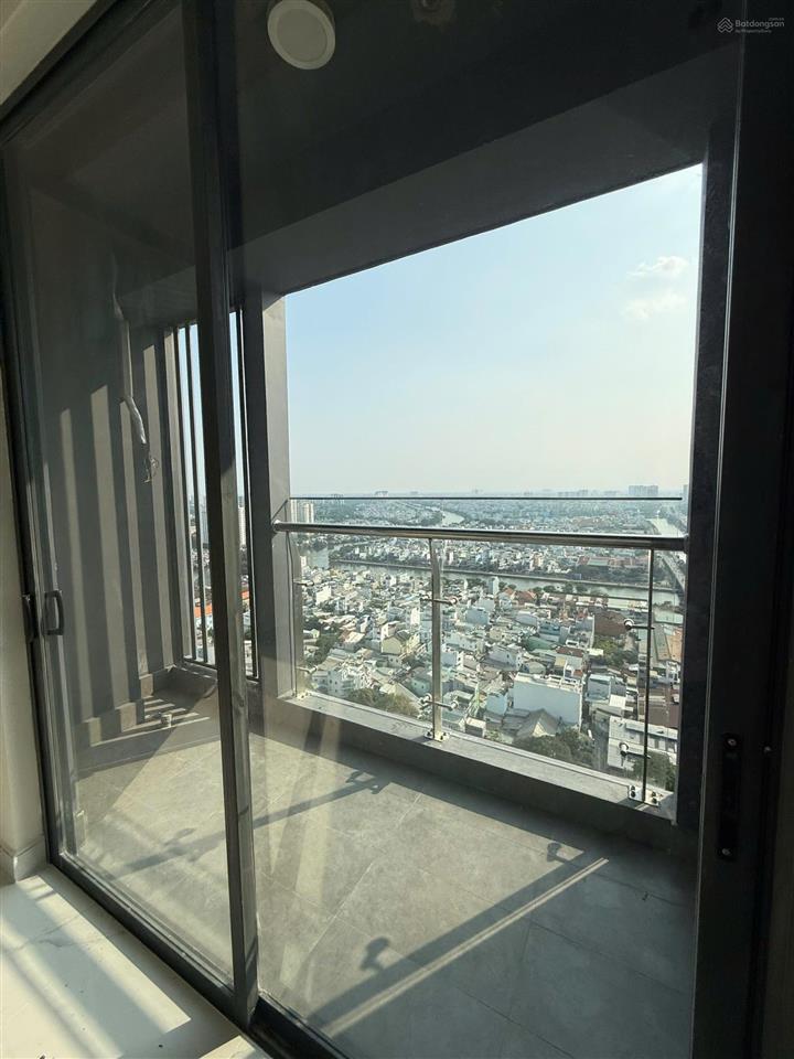 Sang nhượng căn studio 31m2  2.6 tỷ (giá bán đã gồm 100% bao phí thuế sang tên,  0943 526 *** như)