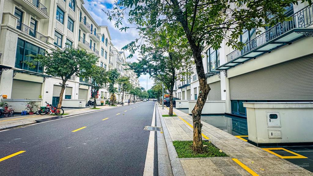 Siêu tốt 21 tỷ nhà mặt tiền 162m2 manhattan vinhomes q9, mặt tiền đường kinh doanh.  0901 382 ***