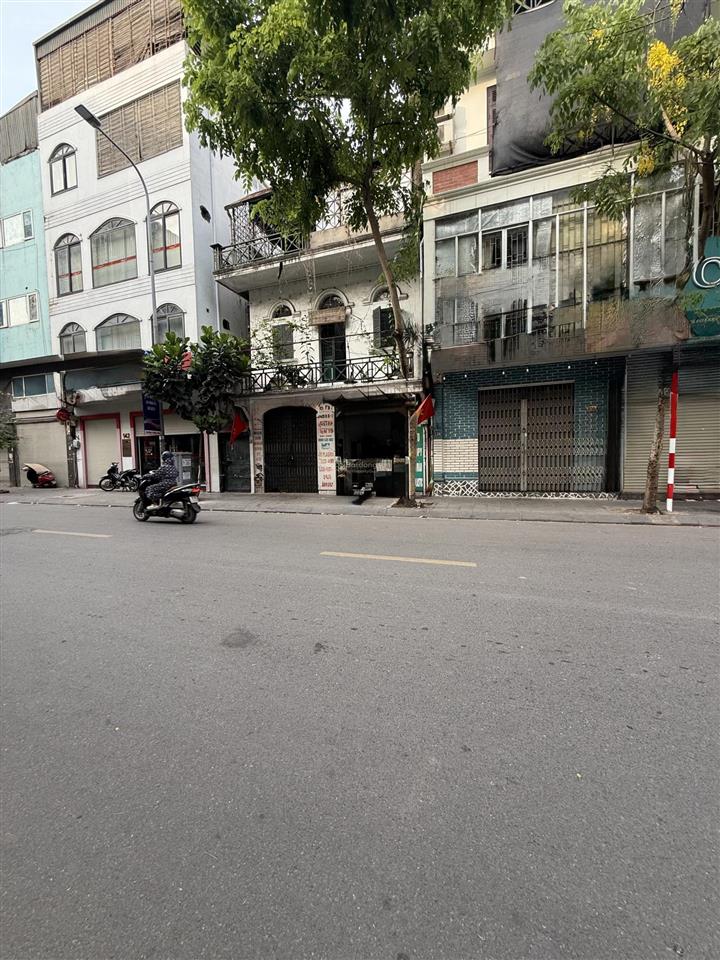 Bán nhà riêng tại hoàng hoa thám, 25,6 tỷ, 62m2,5 phòng ngủ, kinh doanh, ô tô tránh, vỉa hè đá bóng