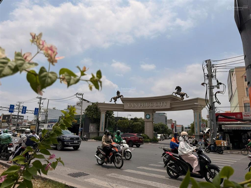 Nếu để ở anh chị chon căn này khá ok tầm tài chính 8 tỷ nhỉnh  104m  ngay vạn phúc hxh  shr kqh