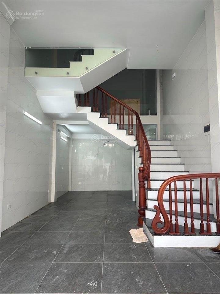 Bán nhà trung tâm huyện hoài đức  diện tích 40 m 5 tầng  mặt ngõ kinh doanh  ô tô tránh