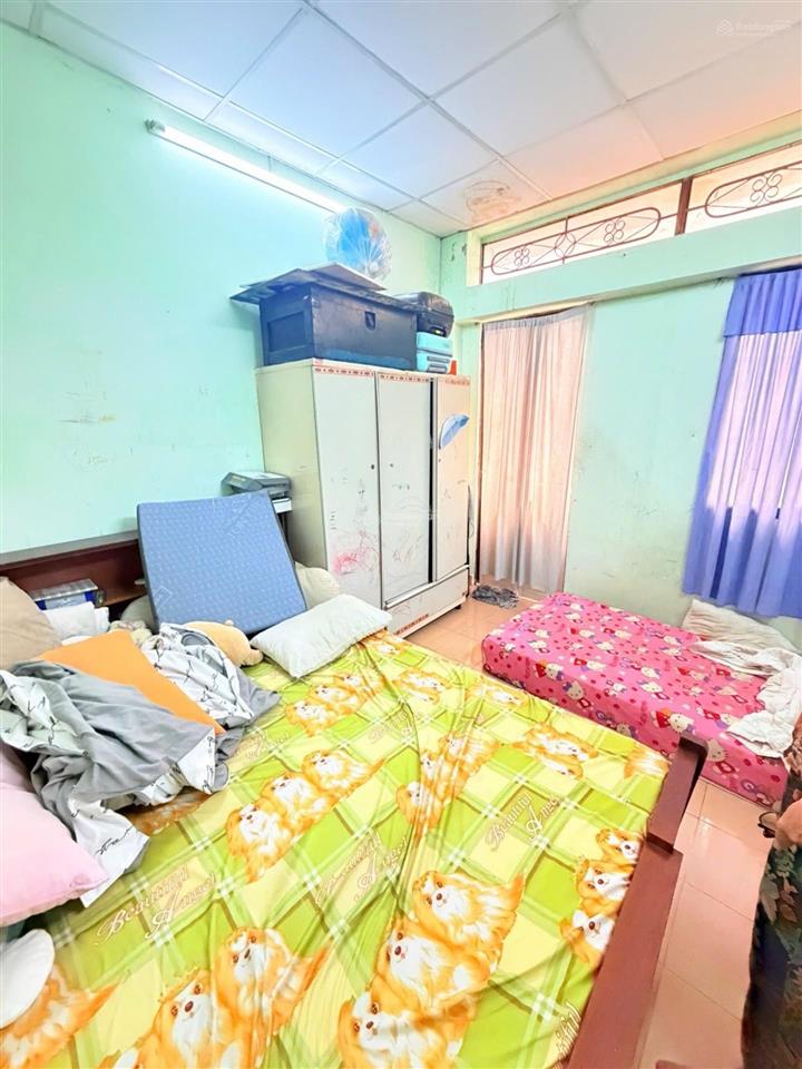 Nhà lô góc tân bình sát e.town cộng hòa giá mới 5,3 tỷ.
cần bán nhà lô góc đường tân hải, p13