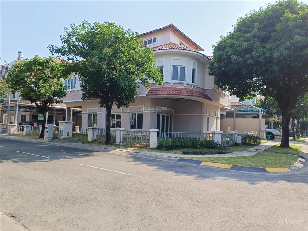 Bán căn góc villa đẹp hai mặt tiền đường trục chính tại the oasis kdc việt sing, thuận an
