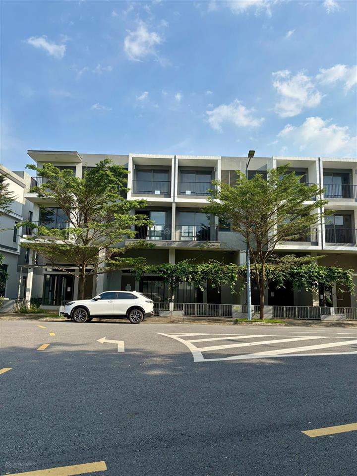 Bán căn nhà phố ô số 6 trục chính view hồ bơi resort khu an ninh the standard an gia