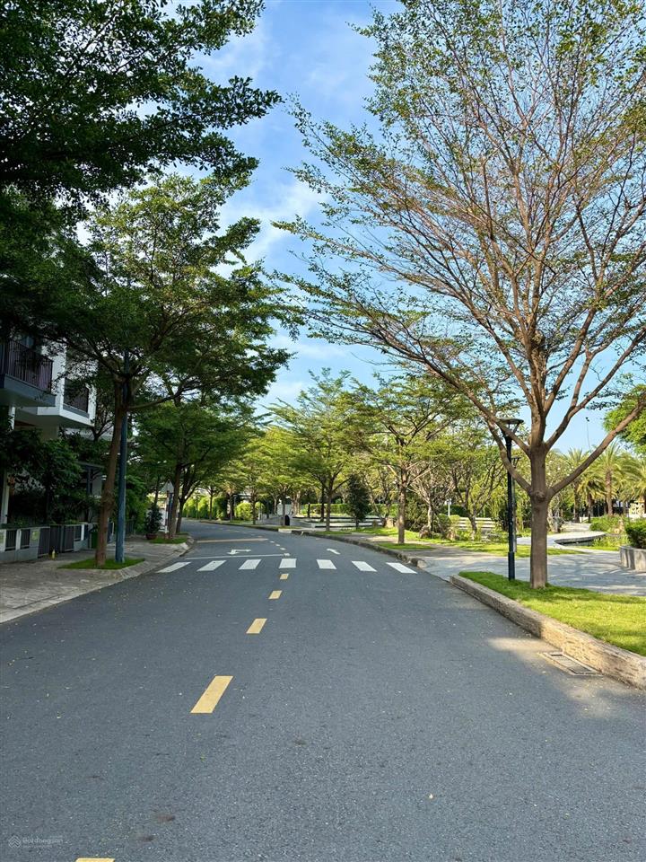 Bán căn nhà phố ô số 6 trục chính view hồ bơi resort khu an ninh the standard an gia