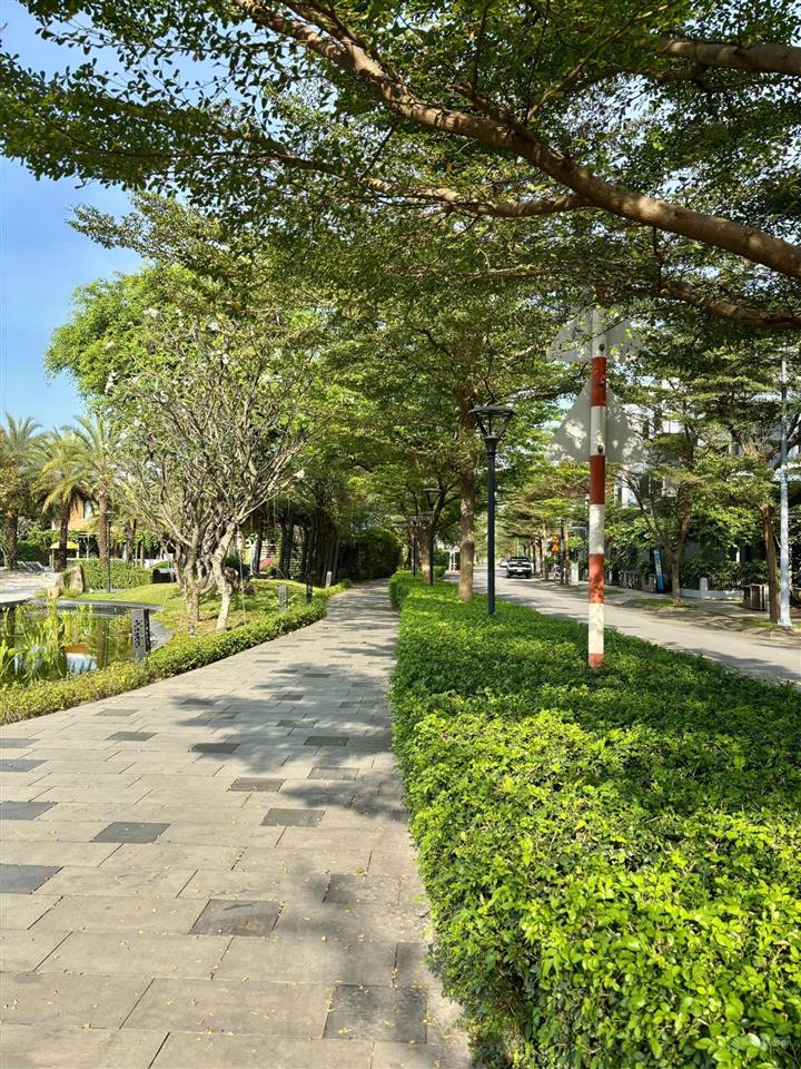 Bán căn nhà phố ô số 6 trục chính view hồ bơi resort khu an ninh the standard an gia