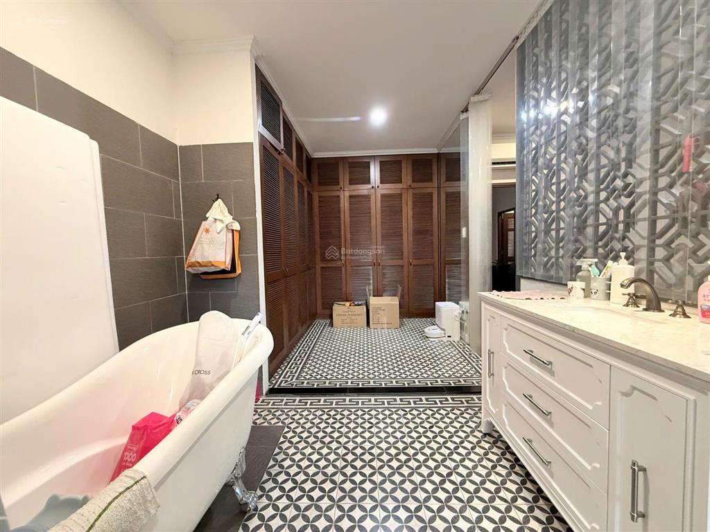 Bán căn góc villa đẹp hai mặt tiền đường trục chính tại the oasis kdc việt sing cạnh aeon mall